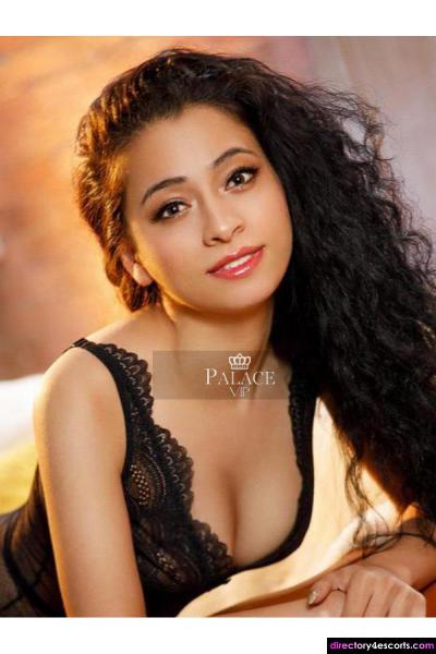 Renata - A Stunning Spannish Brunette in Paddington!