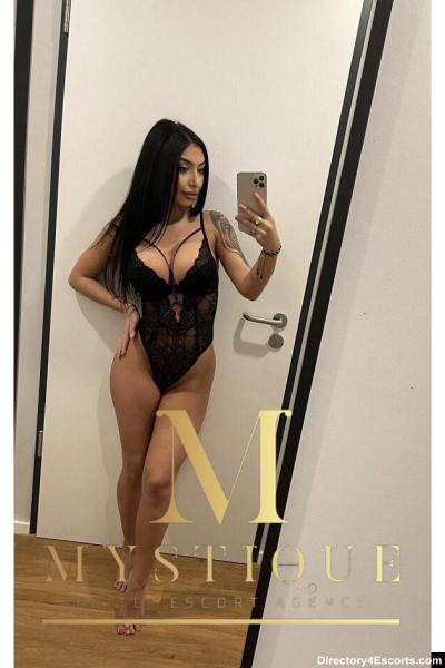 TANIA BUSTY BRUNETTE