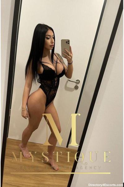 TANIA BUSTY BRUNETTE