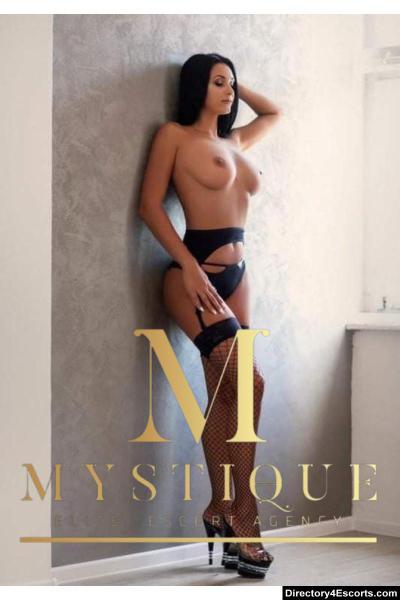 CECILIA PETITE BRUNETTE - 2