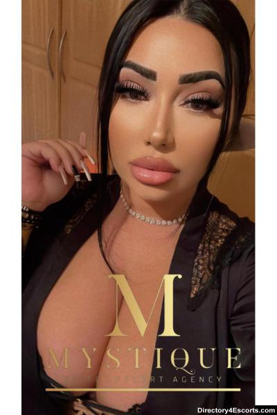 RAYSA BUSTY BRUNETTE