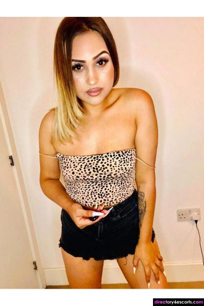 Bea high-class busty brunette escort