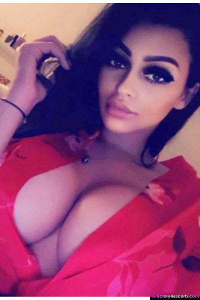 Melya high-class busty brunette escort