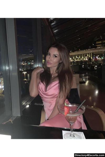 Destra - London Escort